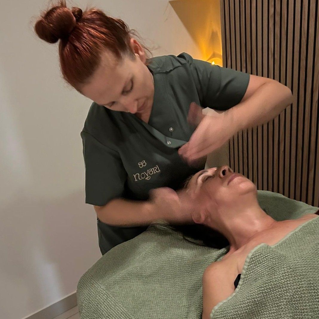 Terapeuta de Noyeri realizando un masaje facial Kobido